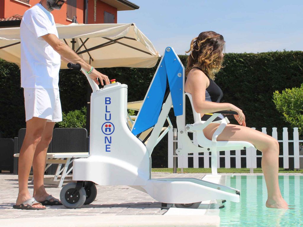 Louer un élévateur mobile pour piscine marque BluOne pour handicapés et pmr