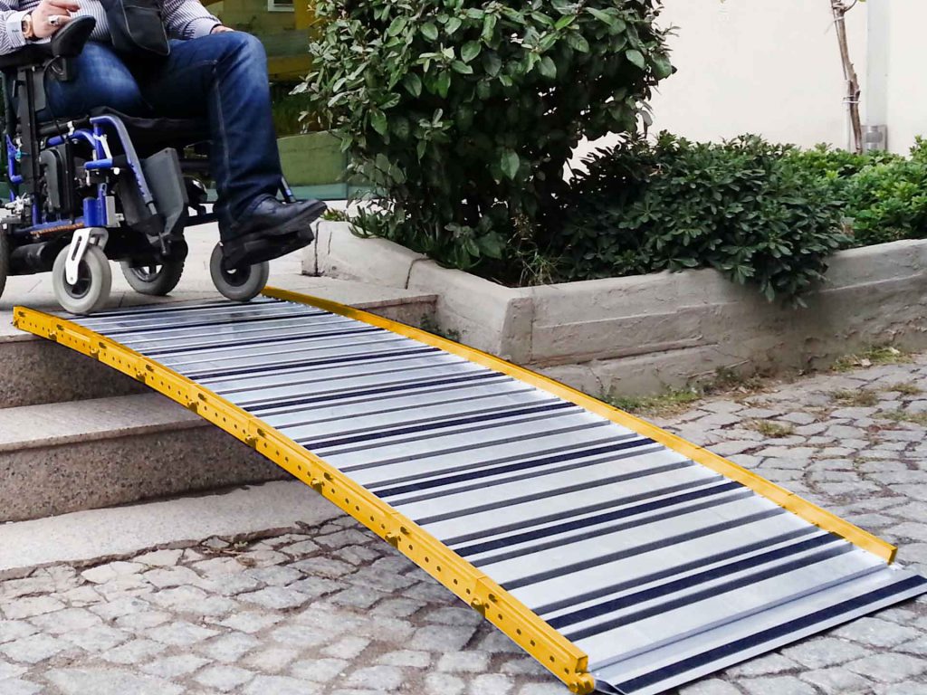 Louer une rampe d'accès modulable en aluminium pour fauteuil handicapé